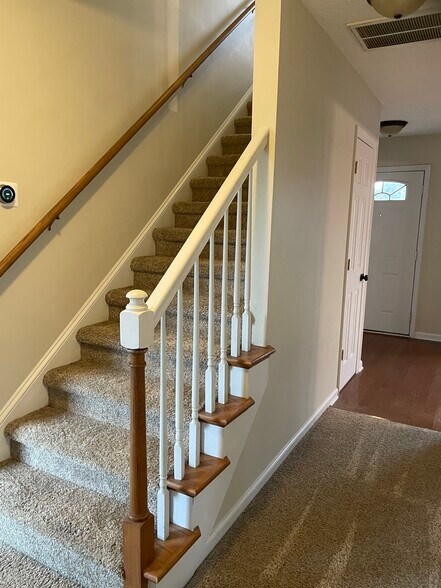 Building Photo - 122 Mosswood Dr