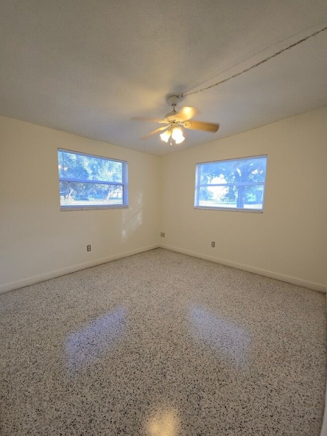 Building Photo - Spacious 3-Bed, 1-Bath Home on Quiet Road ...