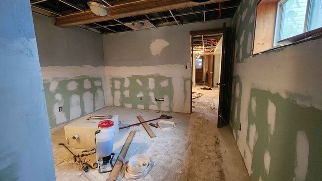 Building Photo - 3+ Bed Home Available with Garage