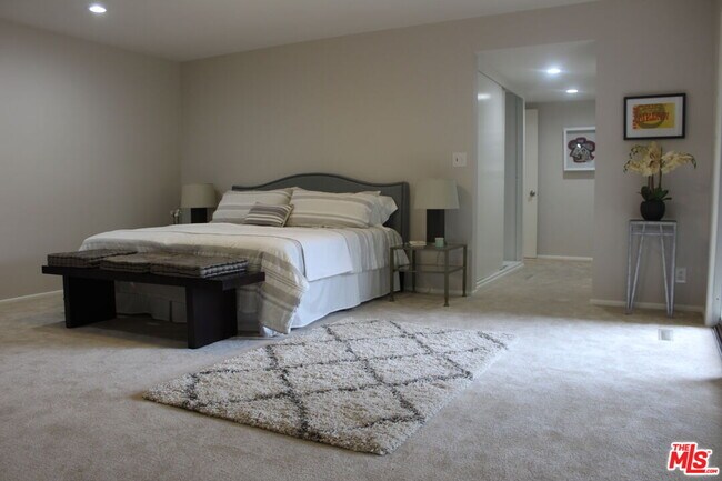 Building Photo - 282 Wigmore Dr