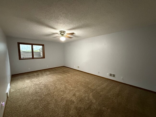 Building Photo - Bloomington 4 Bed 3 Bath SF Home available...