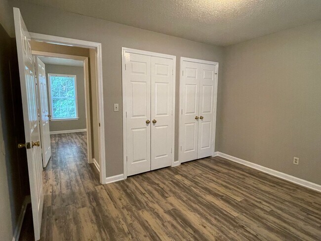 Building Photo - SW Updated Home - Wood Laminate Flooring, Front Porch & Deck!