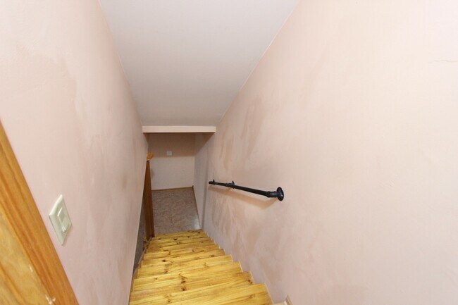 Building Photo - 7108 W Niles Ave