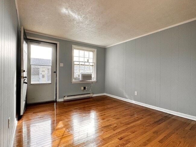 Building Photo - 1500 6th St SE