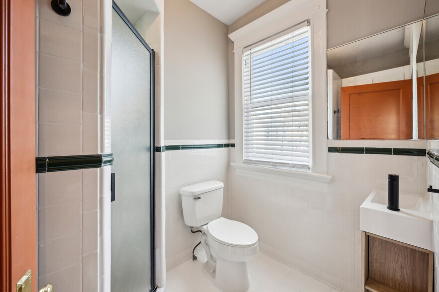 Full hallway bathroom with walk in shower - 1118 Colquitt Ave NE