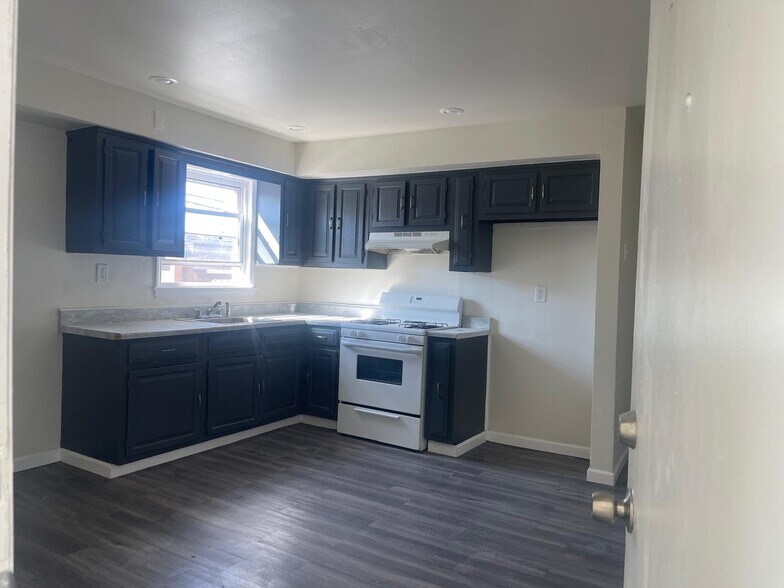 Building Photo - 242 Union Ave