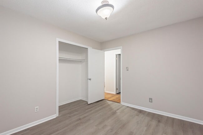 Building Photo - 7201 Dogwood Dr