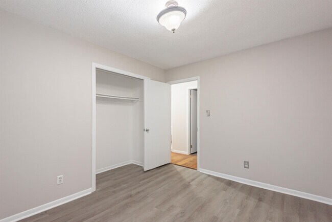 Building Photo - 7201 Dogwood Dr SW