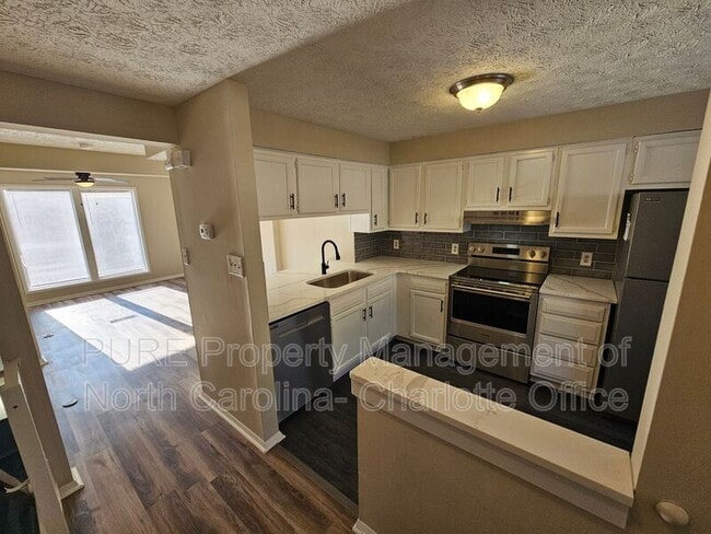 Building Photo - 9445 Lexington Cir