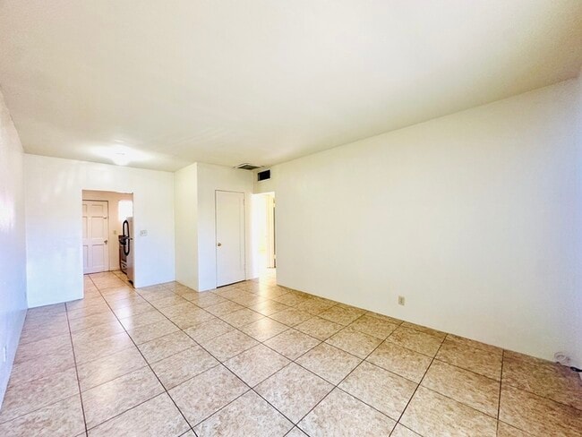 Building Photo - $500 Move In Special! 2 Bedroom Location i...