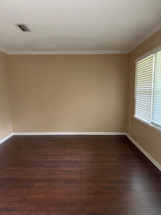 Building Photo - 3 br, 2 bath House - 201 Colonial Dr