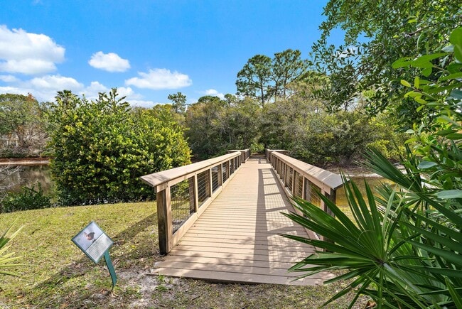 Building Photo - 200 W Bay Cedar Cir