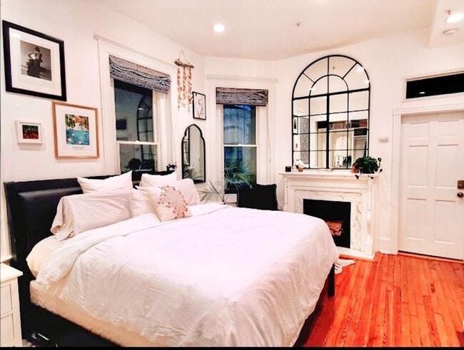 Building Photo - Stunning Condo Dupont Circle!  Pets Welcom...