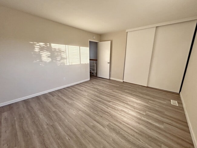 Building Photo - Bright and quiet two-story townhouse situa...