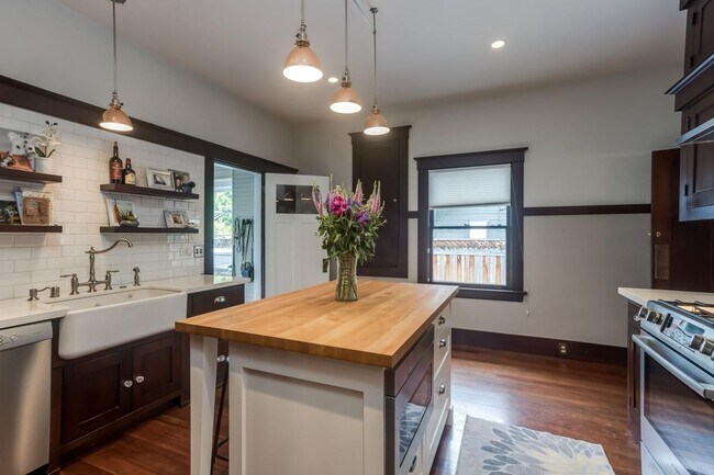 Building Photo - Charming Upgraded 2 Bedroom 2 Bath Rose Garden Home