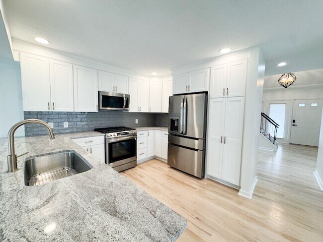 Building Photo - Amazing High-End Townhouse - End Unit - Ca...
