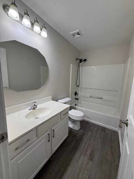 Building Photo - 2276 Vanderbilt Dr