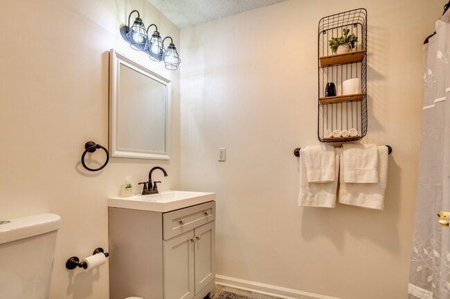 Building Photo - 720 Monroe Senter St