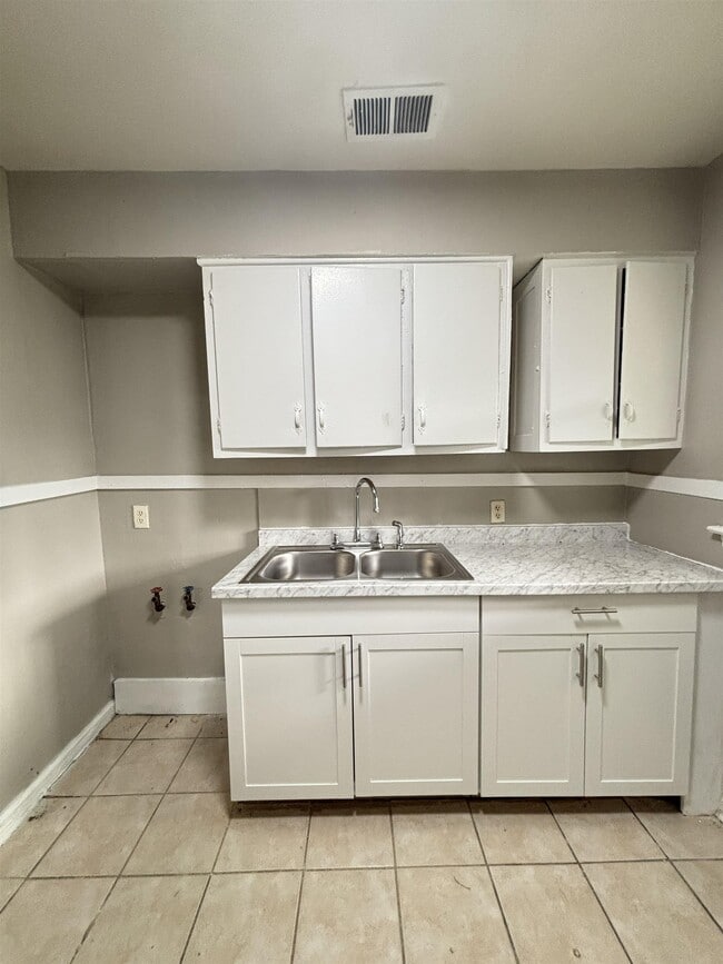 Building Photo - 1065 Larry Ln