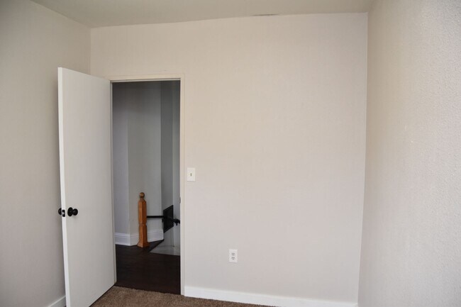 Building Photo - 3 Bedroom 1.5 Bath Hilltop 2 Story Home