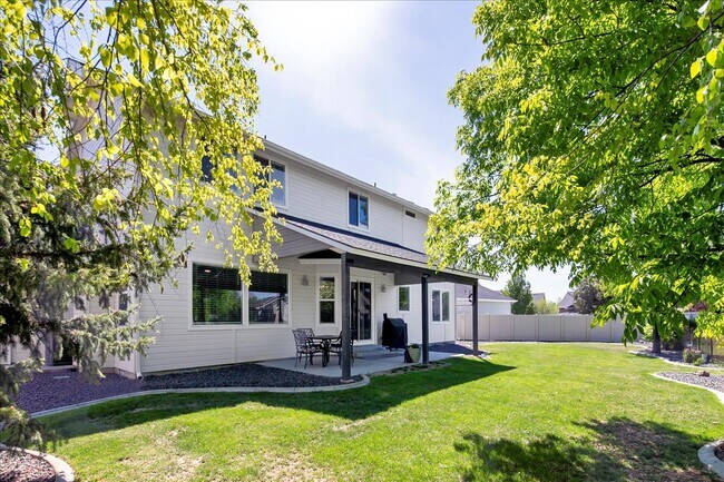 Building Photo - 581 N Devon Pl