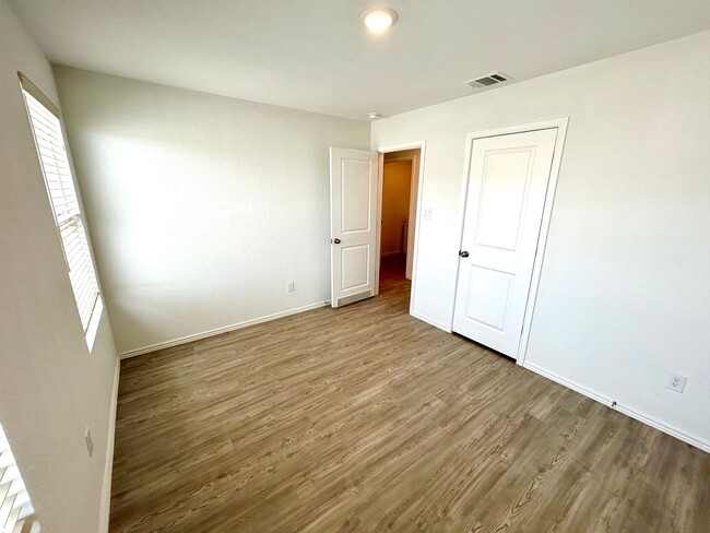 Building Photo - **APPLICATION RECEIVED** **MOVE-IN SPECIAL...