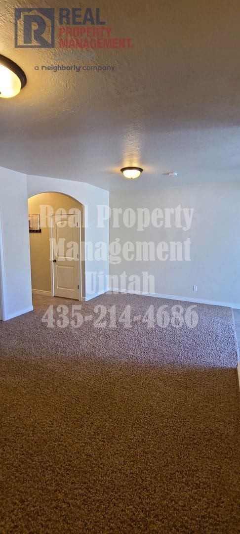 Building Photo - 3 bed 2.5 bath townhome in Fox Run