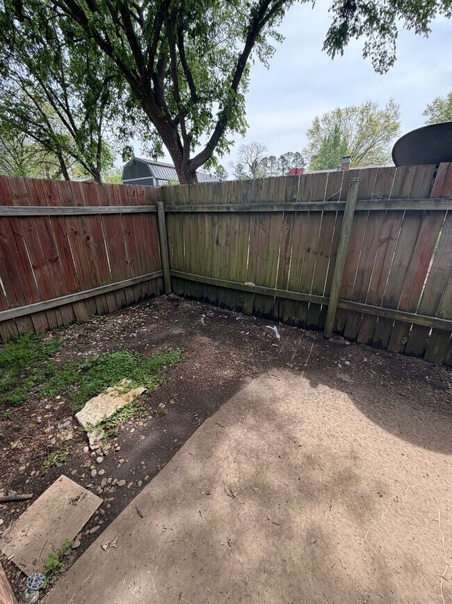 Building Photo - 2511 Oakhurst Dr