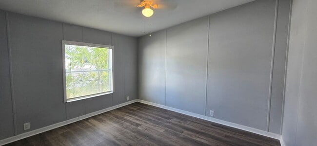 Building Photo - Newly renovated 4/3 property with fenced i...