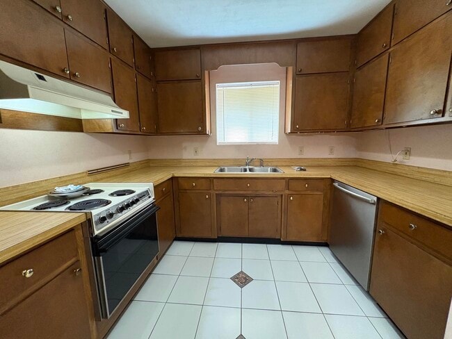 Building Photo - 460 Merlin Ct