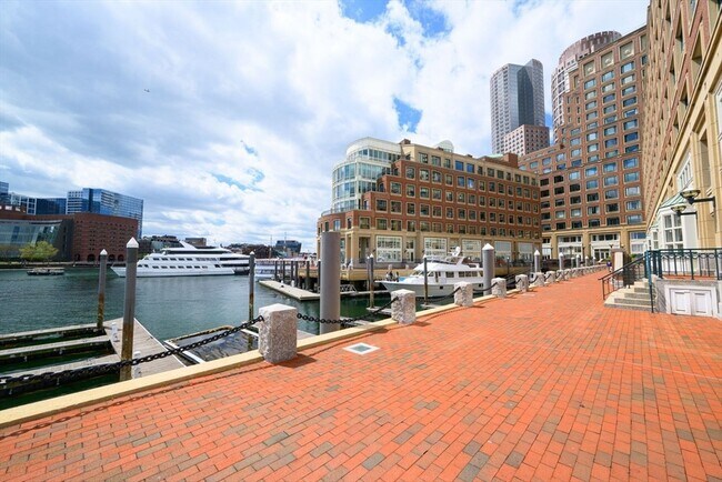 Building Photo - 65 E India Row