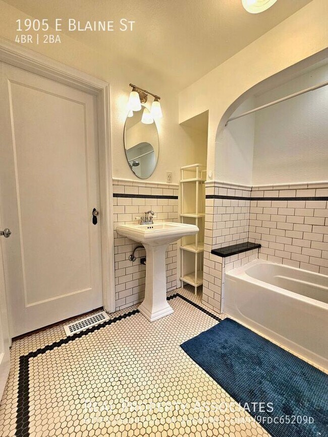 Building Photo - 1905 E Blaine St