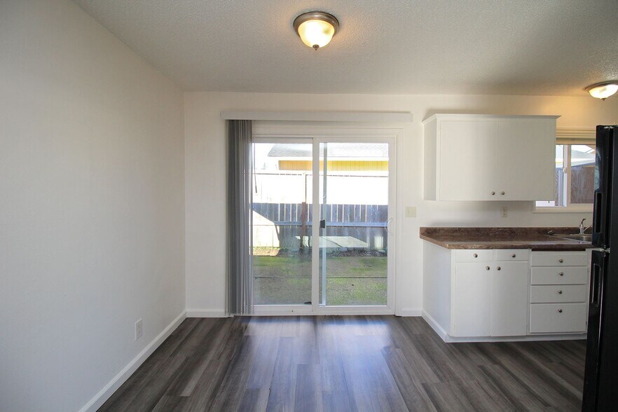 Building Photo - 6213-6217 SE Fern Ave