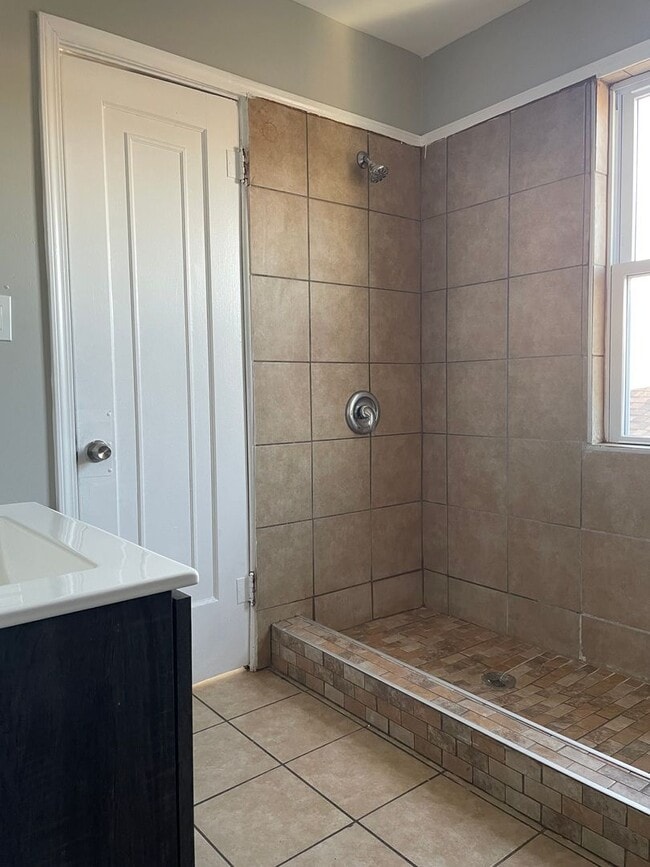 Building Photo - Nice and spacious 3 Bedroom 1 Bath House in Calumet City, IL MUST SEE