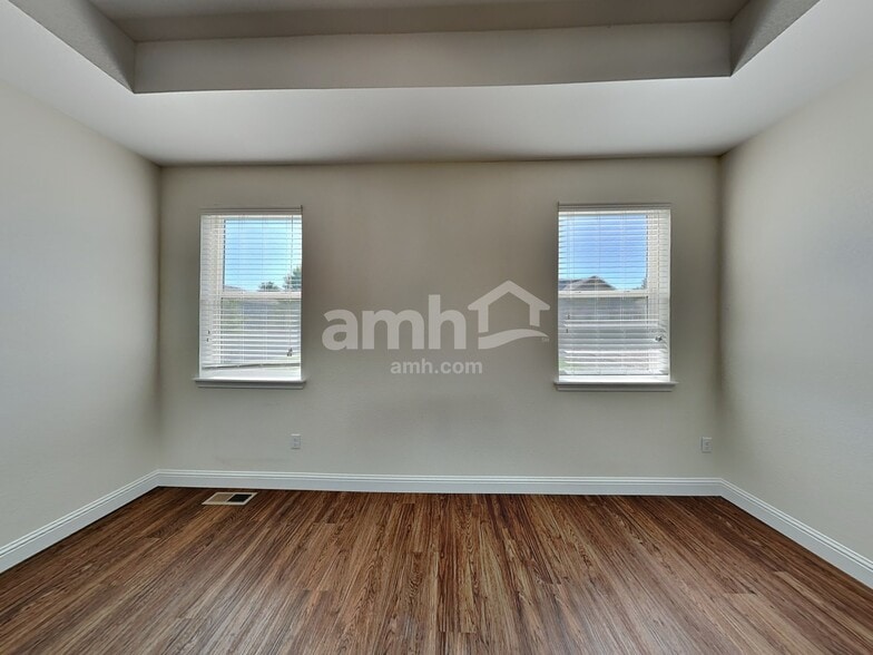 Building Photo - 10204 Dogwood St