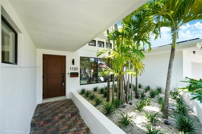 Building Photo - 1120 NE 86th St