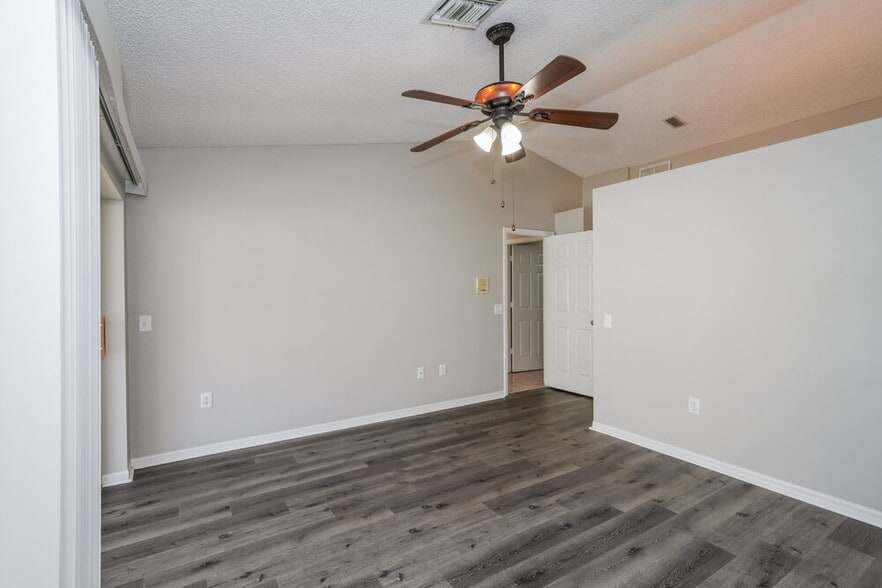 Building Photo - 9233 Buena Mesa Dr