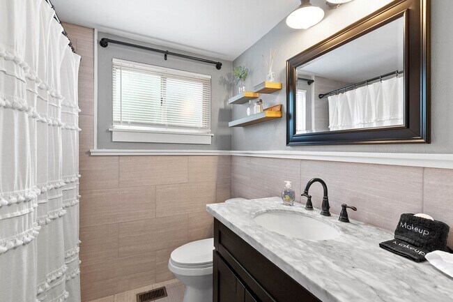 Building Photo - 3/2 House by TMH!! Available April!! fully furnished, 6 or 12 month lease available