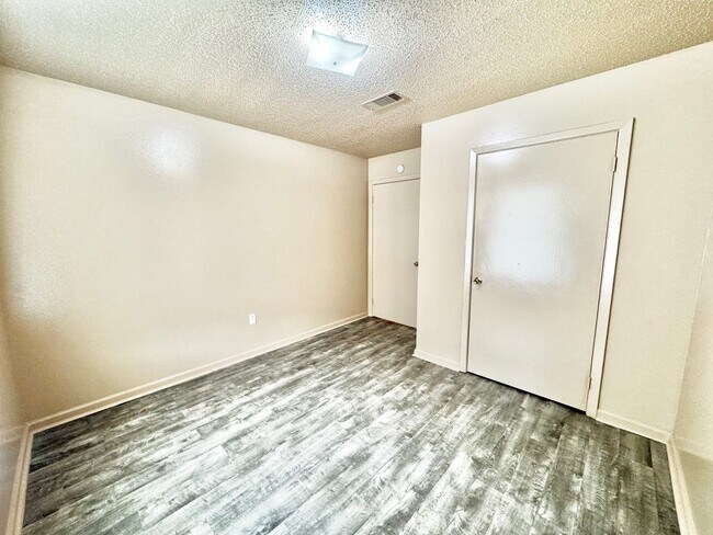 Building Photo - Three Bedroom Apartment with Spacious Dining and Living Area