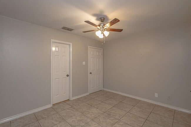 Building Photo - 104 Belaire Dr