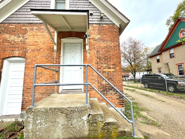 Building Photo - 815 W Walnut St