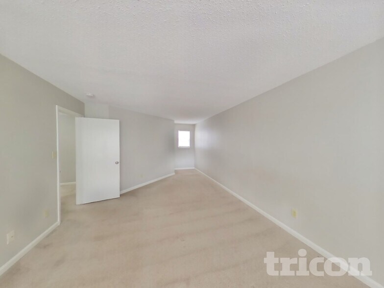 Building Photo - 1296 Edgewater Dr