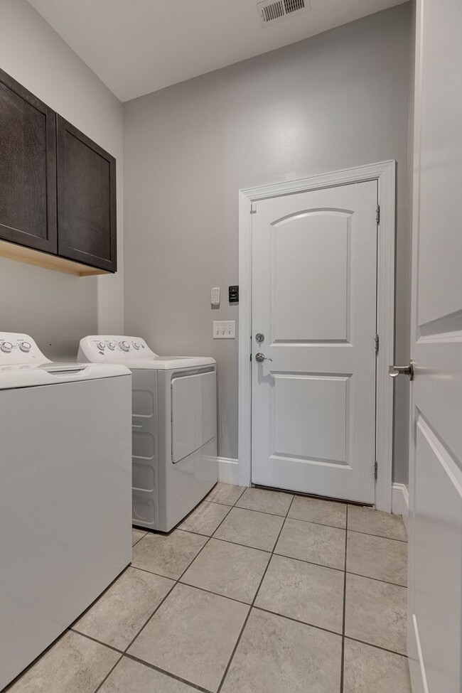 Building Photo - **Stunning 3BE/2.5BA home in a stellar nei...