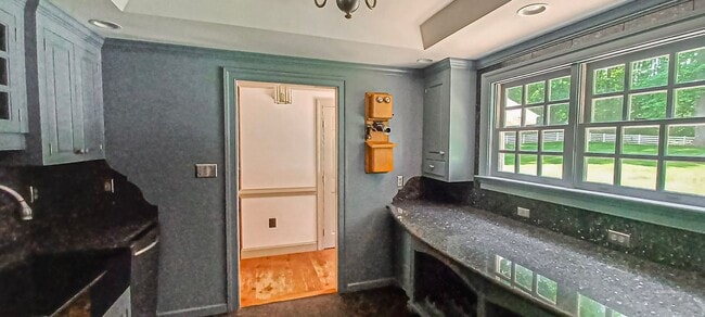 Building Photo - Oversized 4 Bedroom 3.5 Bathroom Home Situ...