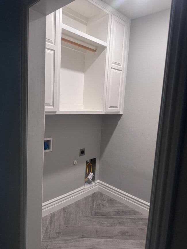 Building Photo - Call Today About Our Move In Special | Gos...