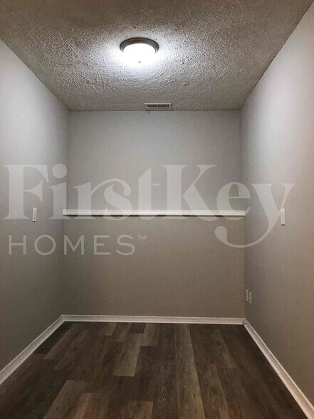 Building Photo - 1324 Lansdowne Rd