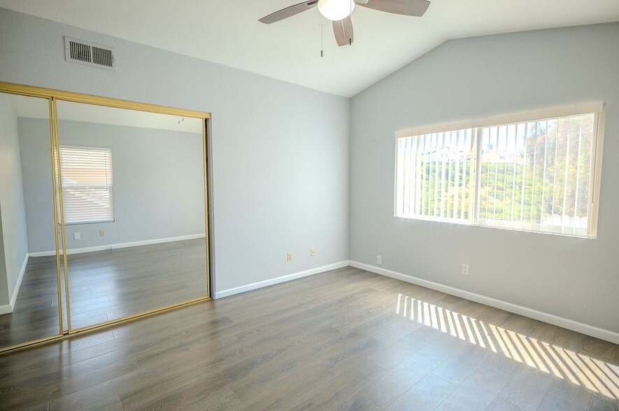 Building Photo - 3099 Oakview Ln