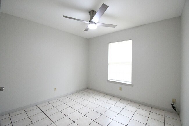 Building Photo - Move-In Ready, Beautifully Updated 3BR/2BA Home, HUD Accepted