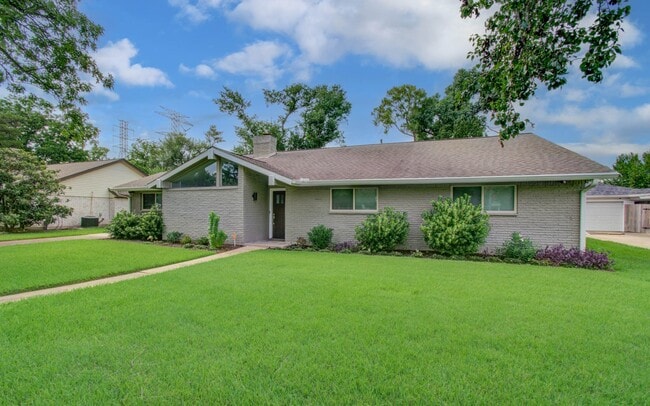 Building Photo - 9818 Emnora Ln