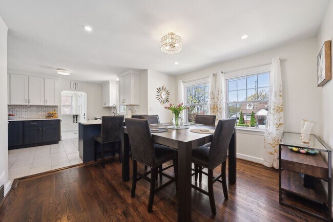 Building Photo - Spacious & Renovated Rental Home on Oversi...